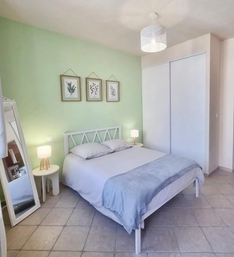 Appartement 55 M2 Avec Terrasse, Clim, Wifi, Netflix, Bureau Avignon Apartman